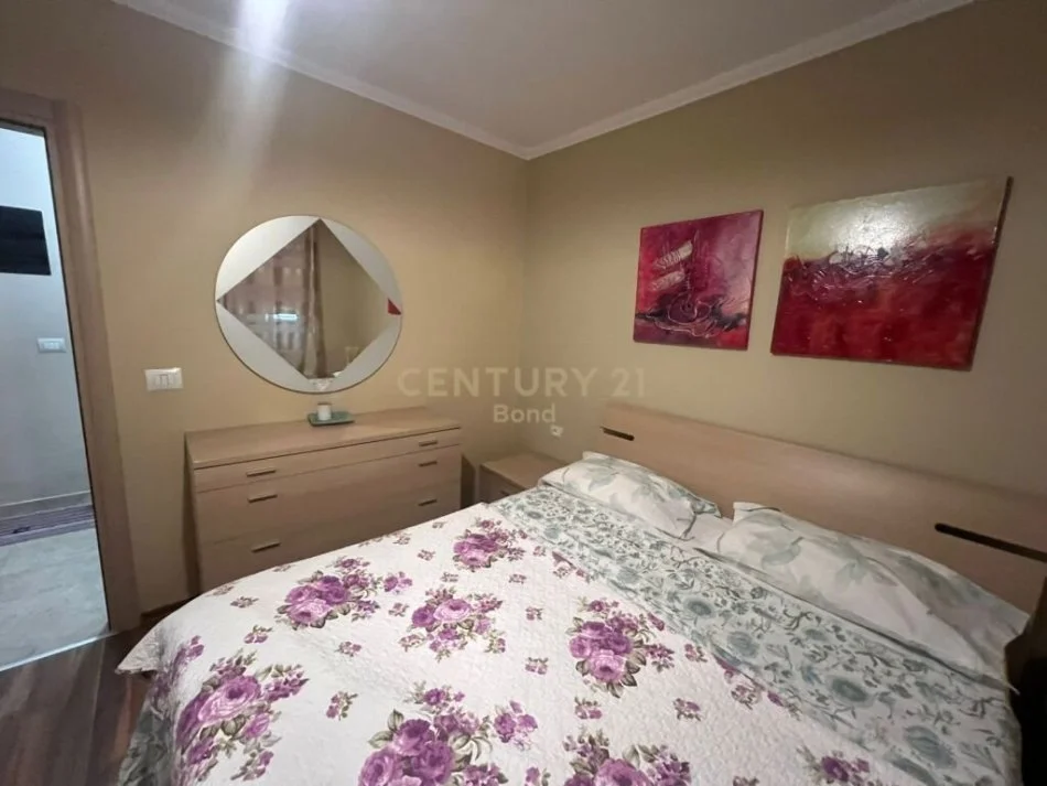 Tirane, jepet me qera 2+1 Kati 3, 80 m² 700 € (Rruga shenasi Dishnica)