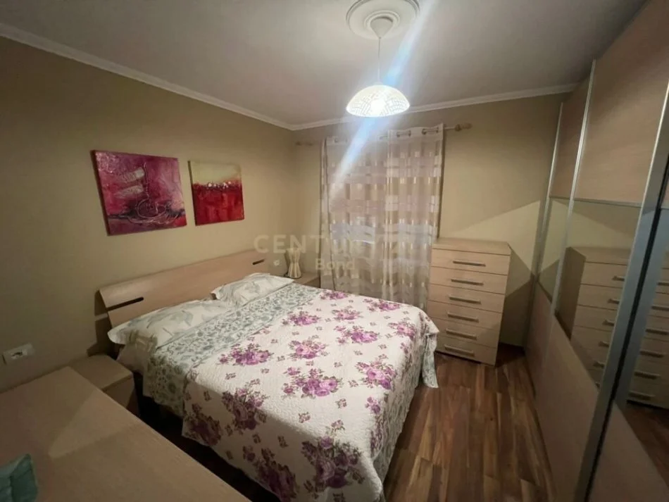 Tirane, jepet me qera 2+1 Kati 3, 80 m² 700 € (Rruga shenasi Dishnica)