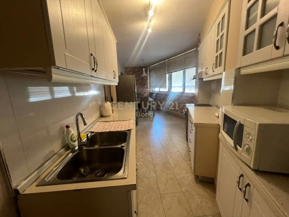 Tirane, jepet me qera 2+1 Kati 3, 80 m² 700 € (Rruga shenasi Dishnica)