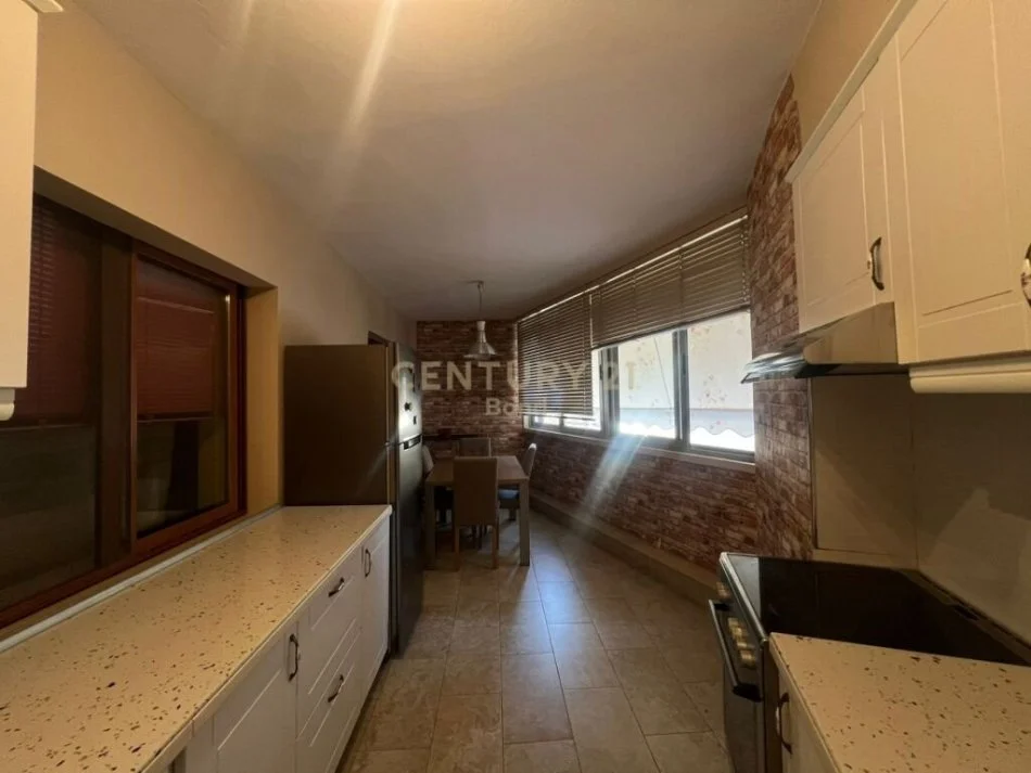 Tirane, jepet me qera 2+1 Kati 3, 80 m² 700 € (Rruga shenasi Dishnica)