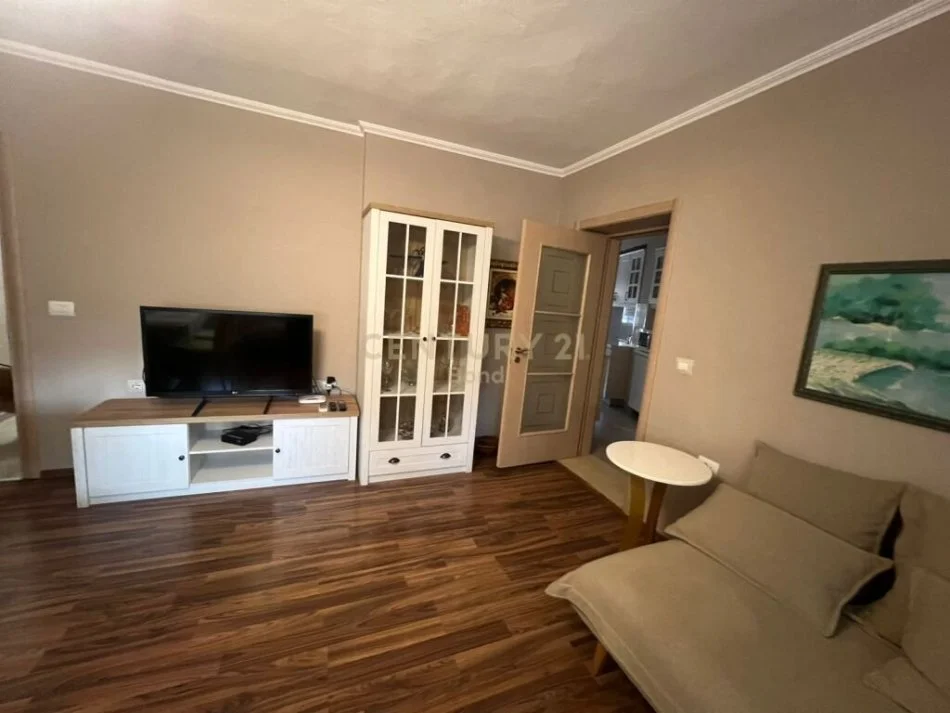 Tirane, jepet me qera 2+1 Kati 3, 80 m² 700 € (Rruga shenasi Dishnica)