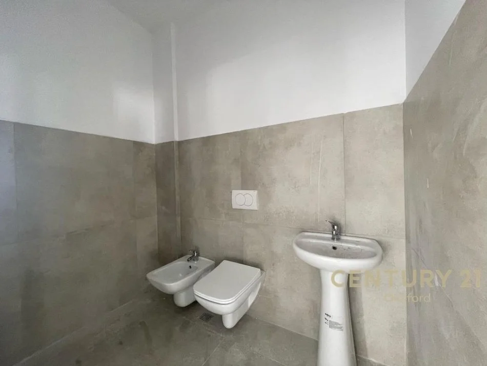 Tirane, jepet me qera ambjent biznesi Kati 2, 354 m² 1.500 € (Sauk)