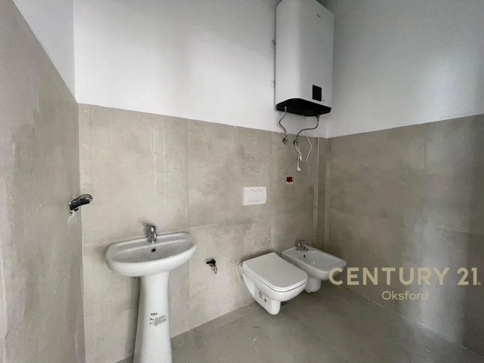 Tirane, jepet me qera ambjent biznesi Kati 2, 354 m² 1.500 € (Sauk)