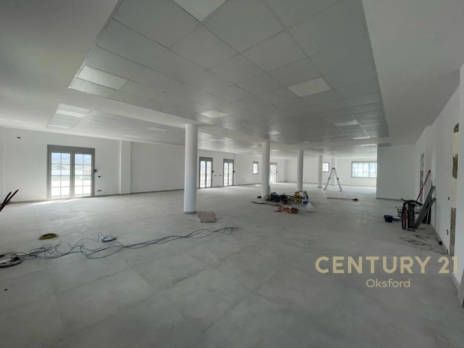 Tirane, jepet me qera ambjent biznesi Kati 2, 354 m² 1.500 € (Sauk)