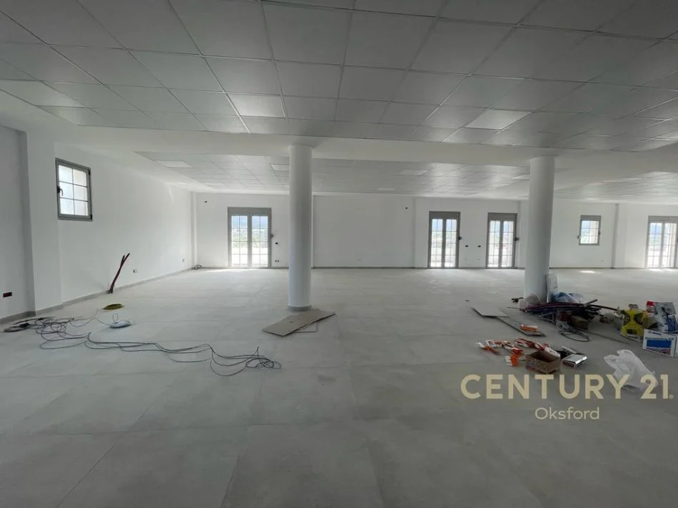 Tirane, jepet me qera ambjent biznesi Kati 2, 354 m² 1.500 € (Sauk)