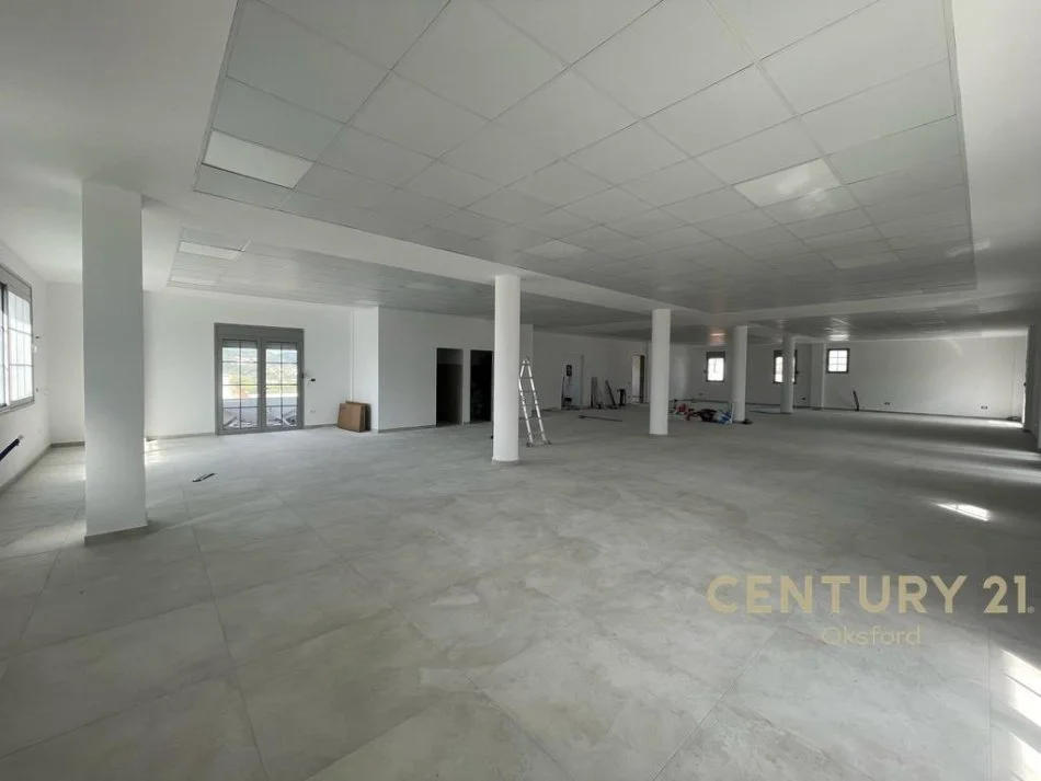 Tirane, jepet me qera ambjent biznesi Kati 2, 354 m² 1.500 € (Sauk)