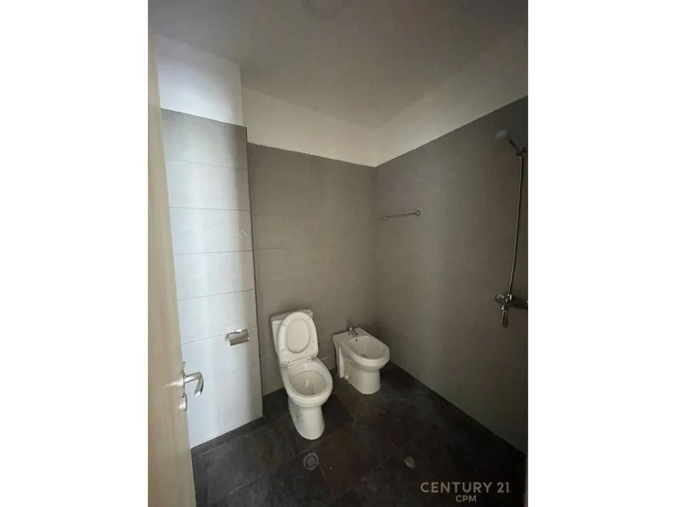 Tirane, jepet me qera apartament 2+1+Ballkon Kati 1, 110 m² 900 € (Komuna e Parisit)