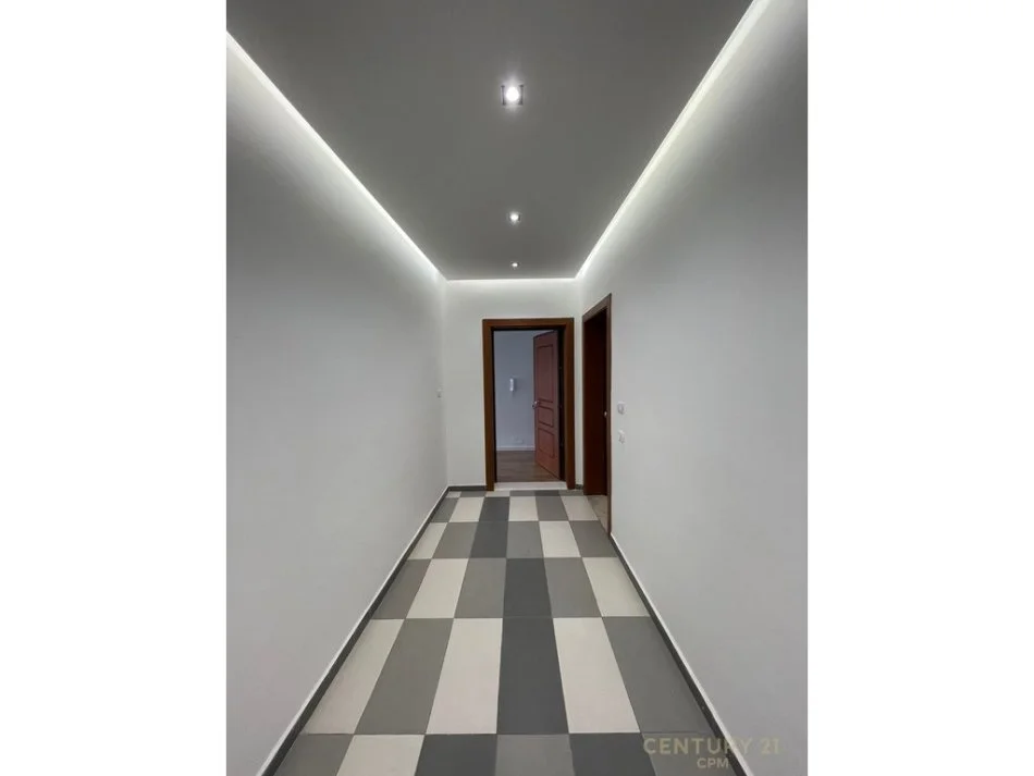 Tirane, jepet me qera apartament 2+1+Ballkon Kati 1, 110 m² 900 € (Komuna e Parisit)