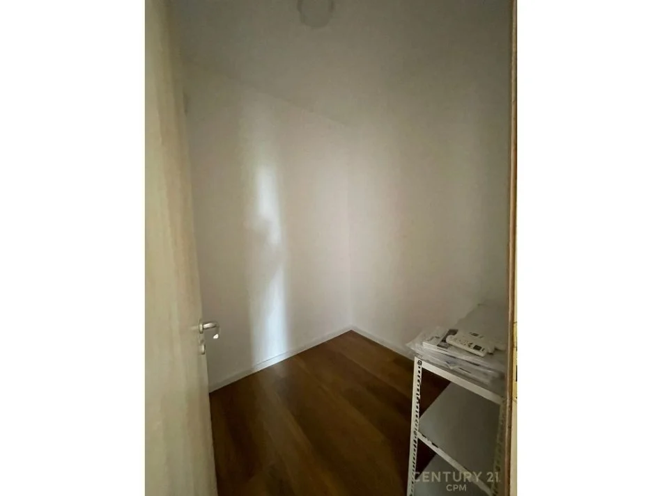 Tirane, jepet me qera apartament 2+1+Ballkon Kati 1, 110 m² 900 € (Komuna e Parisit)