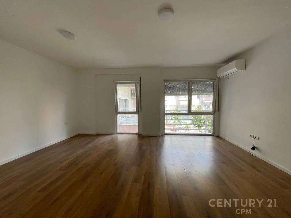 Tirane, jepet me qera apartament 2+1+Ballkon Kati 1, 110 m² 900 € (Komuna e Parisit)