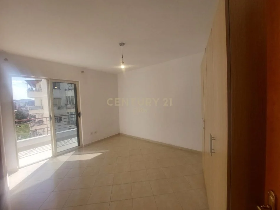 Tirane, jepet me qera apartament 2+1 Kati 6, 110 m² 400 € 