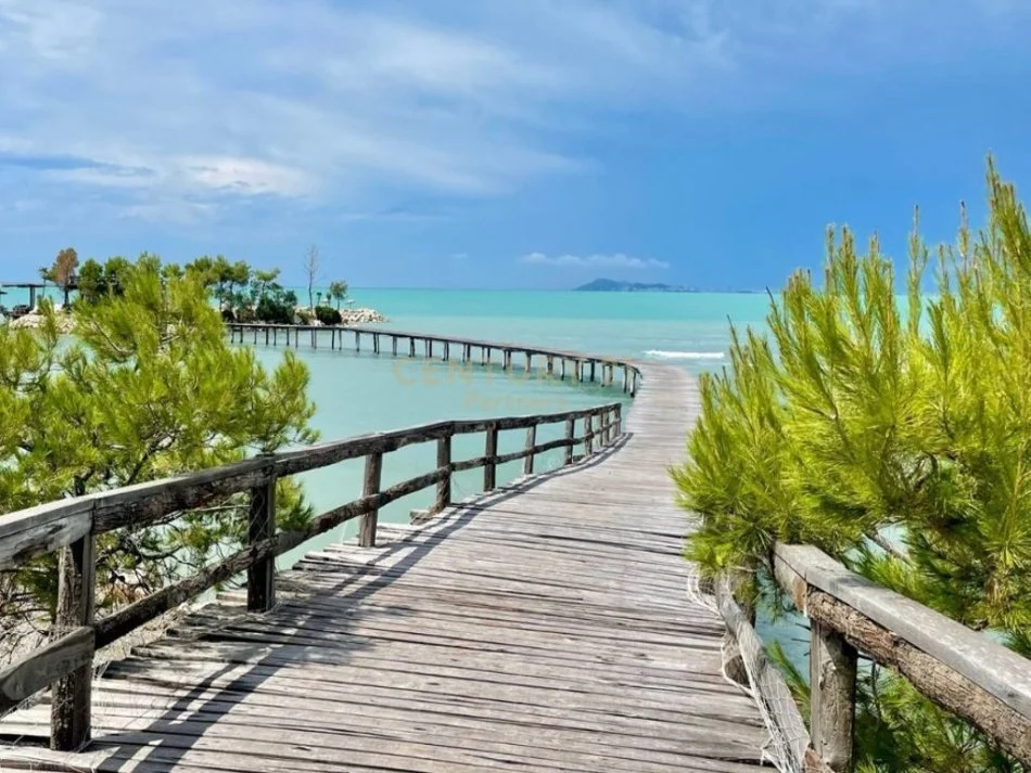 Durres, jepet me qera hotel , 3.000 m² (Golem)