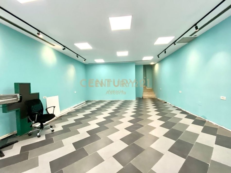 Tirane, jepet me qera ambjent biznesi Kati 0, 180 m² 1.000 € (laprake)