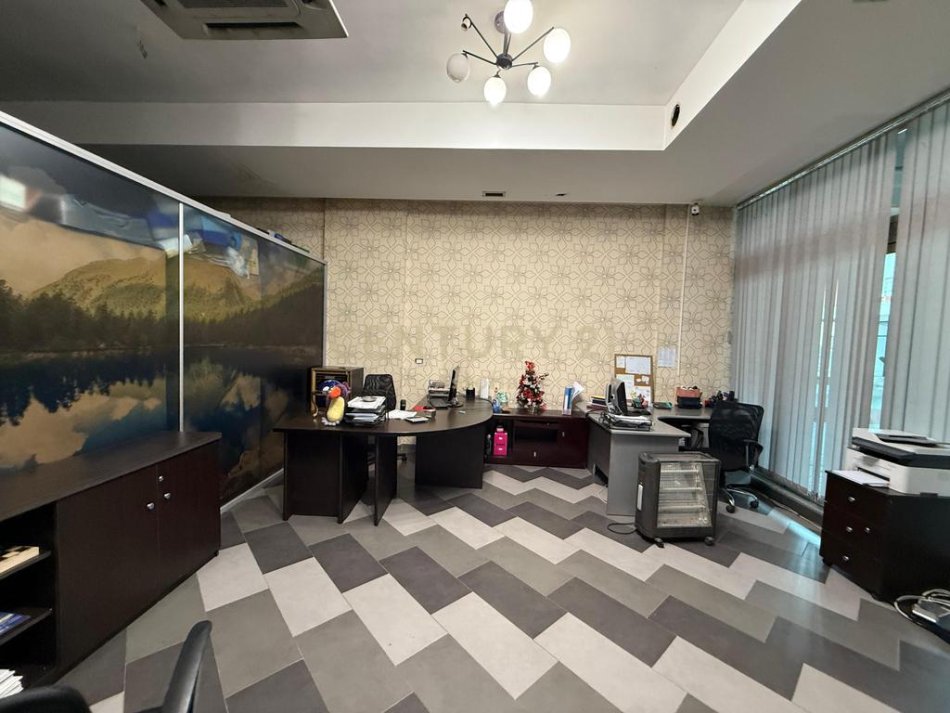 Tirane, jepet me qera ambjent biznesi Kati 0, 180 m² 1.000 € (laprake)