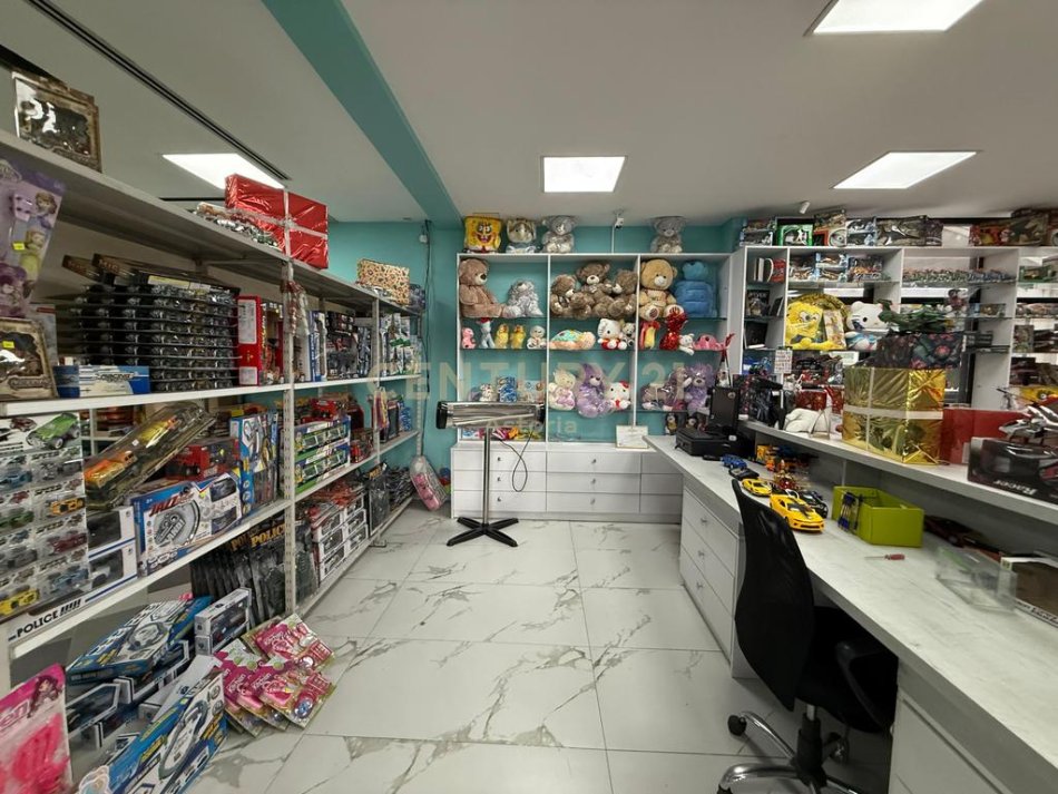 Tirane, jepet me qera ambjent biznesi Kati 0, 180 m² 1.000 € (laprake)