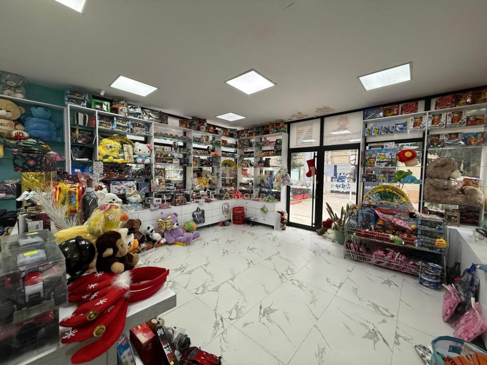 Tirane, jepet me qera ambjent biznesi Kati 0, 180 m² 1.000 € (laprake)
