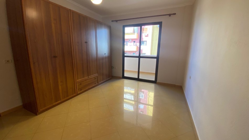 Tirane, jepet me qera apartament 1+1 Kati 4, 65 m² 350 € (Hysen Xhura)