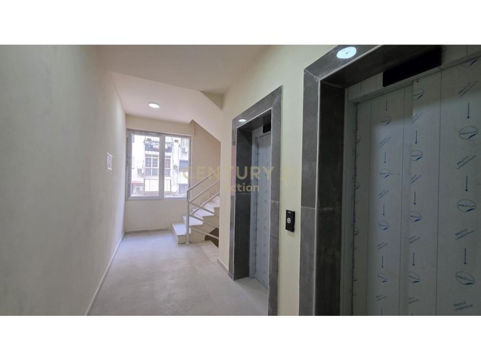 Tirane, jepet me qera zyre , 93 m² 550 € (Rruga 5 Maj)