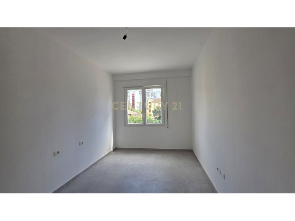 Tirane, jepet me qera zyre , 93 m² 550 € (Rruga 5 Maj)