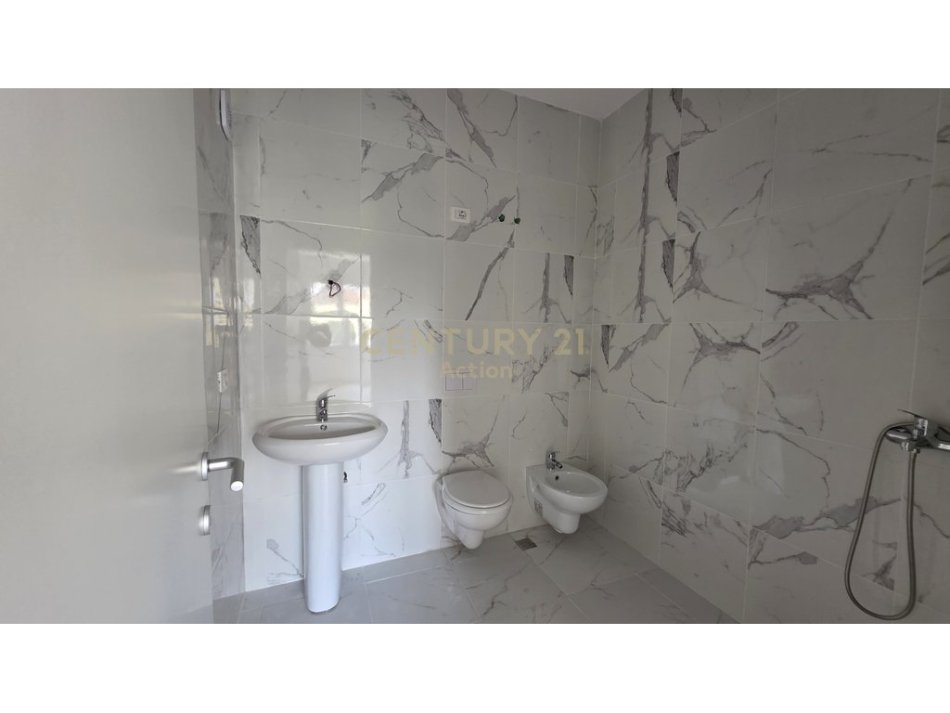 Tirane, jepet me qera zyre , 93 m² 550 € (Rruga 5 Maj)