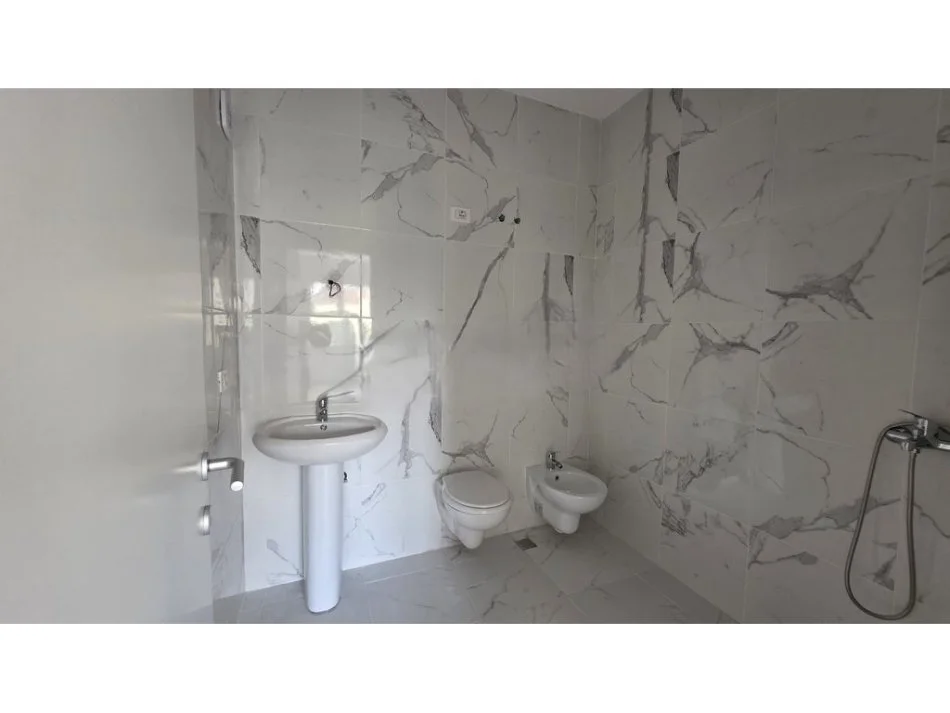 Tirane, jap me qera apartament 2+1+Ballkon Kati 1, 83 m² 550 € 