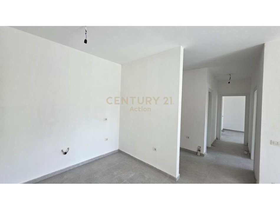 Tirane, jepet me qera zyre , 93 m² 550 € (Rruga 5 Maj)