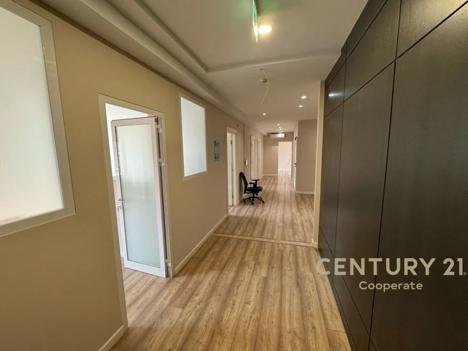 Tirane, jap me qera zyre , 215 m² 5.500 € (Ish Blloku)