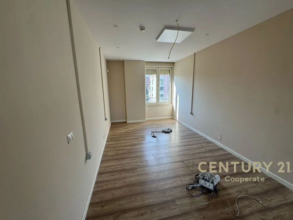 Tirane, jap me qera zyre , 215 m² 5.500 € (Ish Blloku)