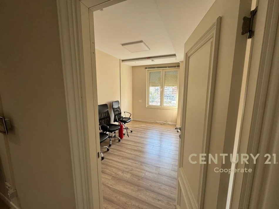 Tirane, jap me qera zyre , 215 m² 5.500 € (Ish Blloku)