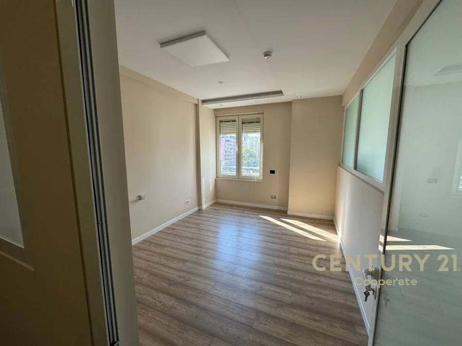 Tirane, jap me qera zyre , 215 m² 5.500 € (Ish Blloku)