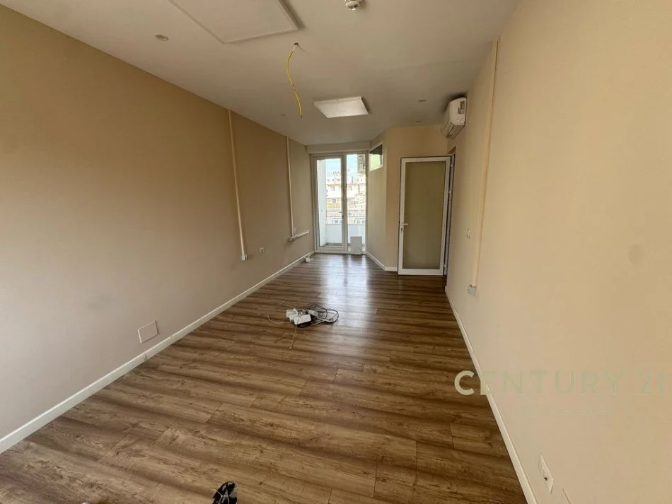 Tirane, jap me qera zyre , 215 m² 5.500 € (Ish Blloku)