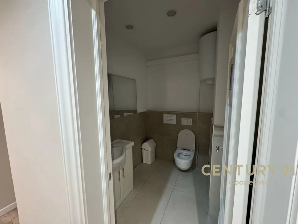 Tirane, jap me qera zyre , 215 m² 5.500 € (Ish Blloku)