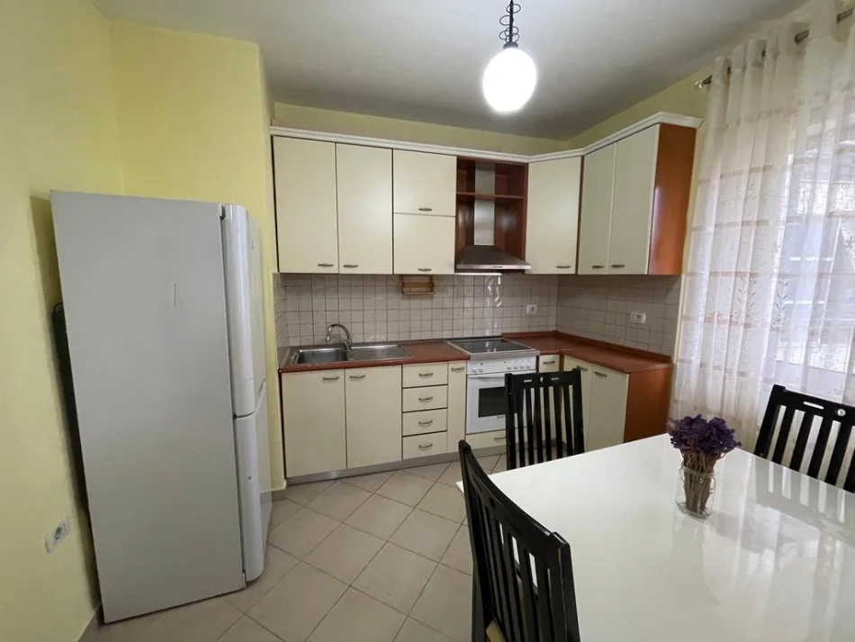 Tirane, jepet me qera apartament 1+1+Ballkon Kati 4, 73 m² 450 € (don bosko)