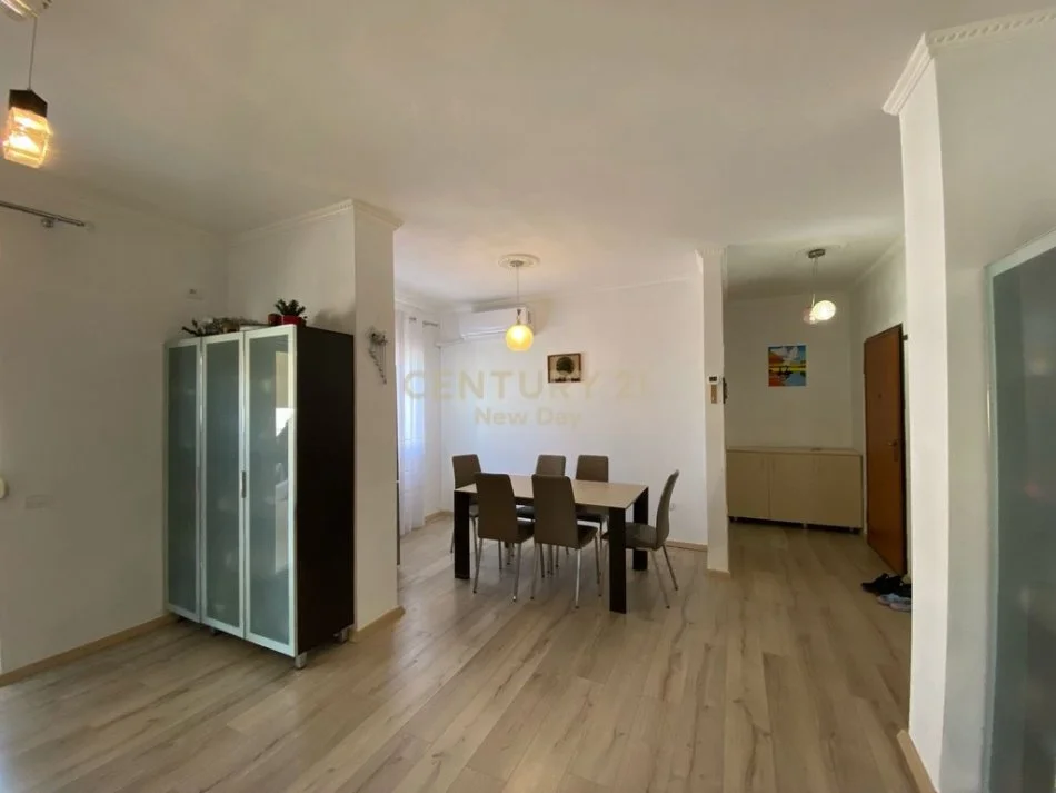 Durres, jepet me qera apartament 2+1+Ballkon , 115 m² 400 € (markata)