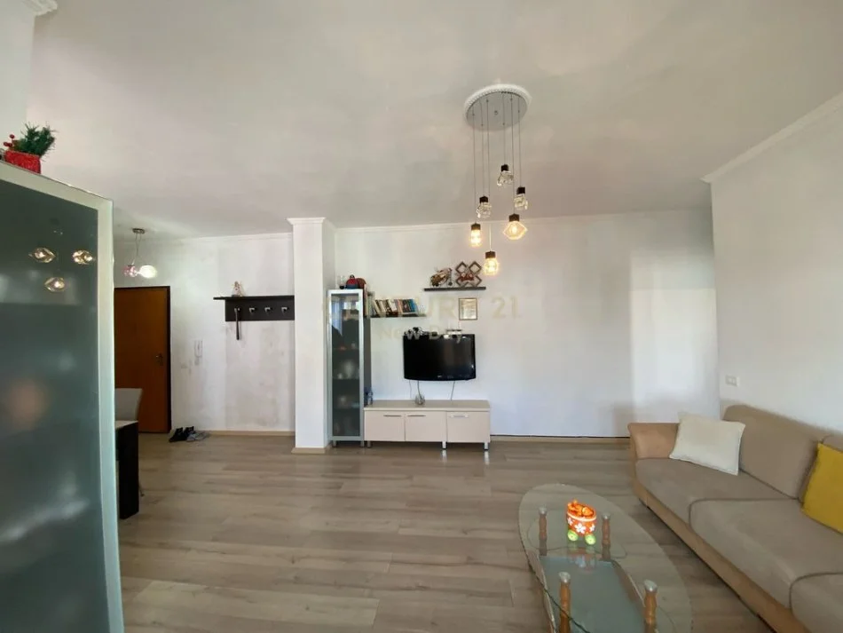 Durres, jepet me qera apartament 2+1+Ballkon , 115 m² 400 € (markata)