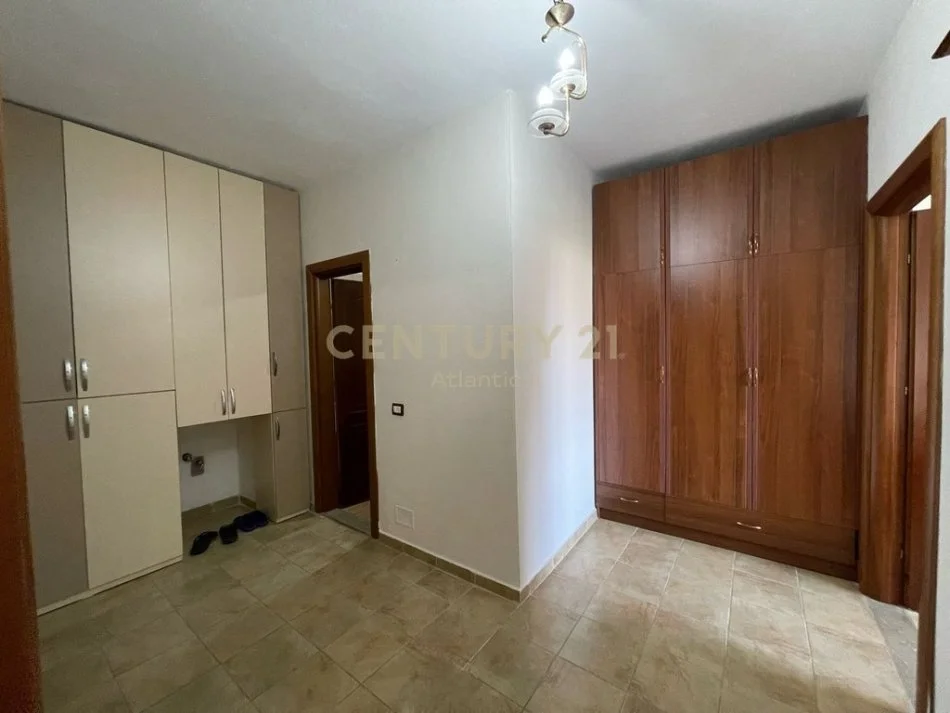 Durres, shitet apartament 1+1+Ballkon Kati 3, 72 m² 75.000 € (mali robit)