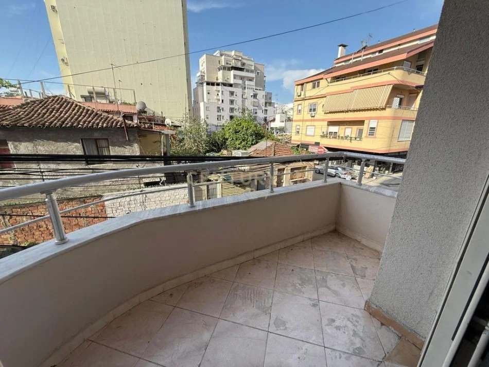 Durres, jepet me qera apartament 2+1+Ballkon Kati 2, 109 m² 450 € (rruga mujo ulqinako)