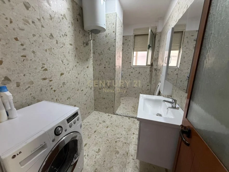 Durres, jepet me qera apartament 2+1+Ballkon Kati 2, 109 m² 450 € (rruga mujo ulqinako)