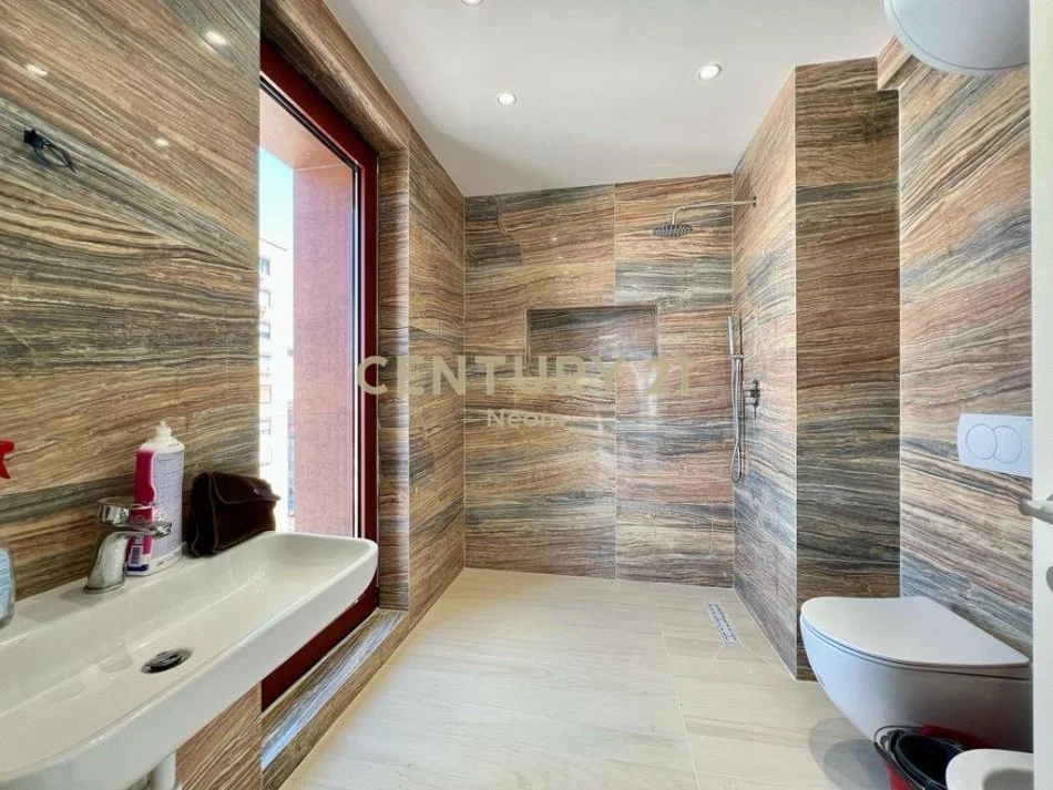 Tirane, jepet me qera zyre Kati 7, 70 m² 1.100 € (Rruga e Kavajes)