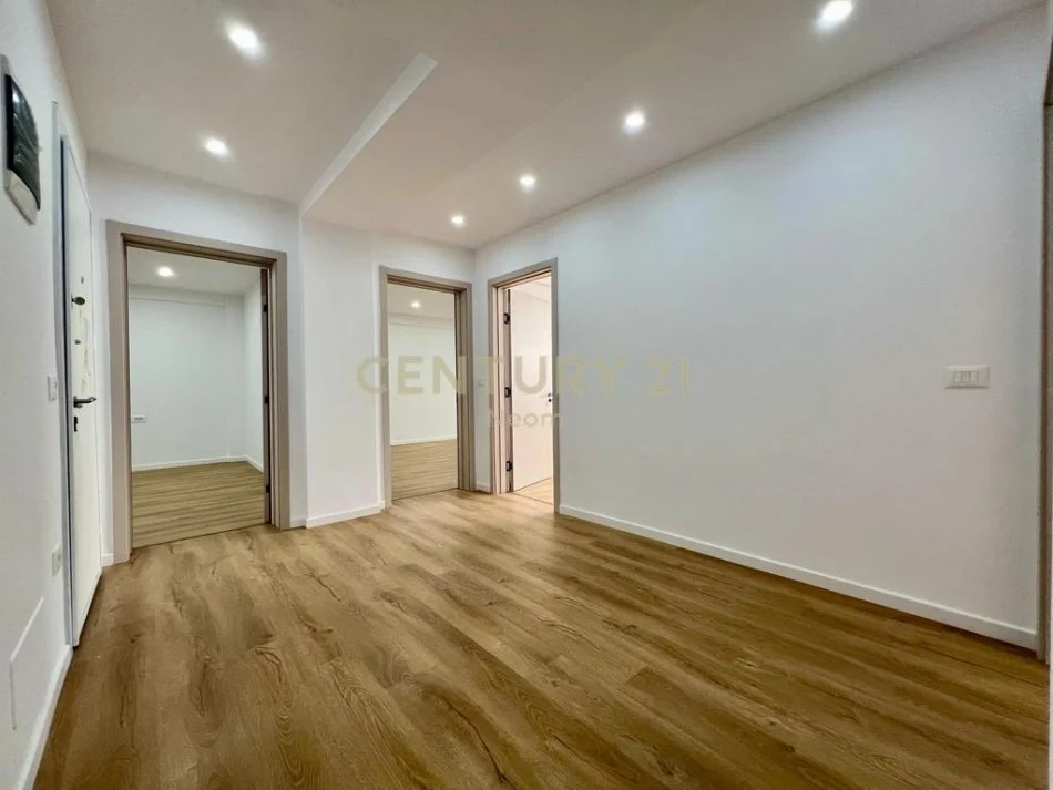 Tirane, jap me qera zyre , 120 m² 1.200 € (Sheshi Willson)