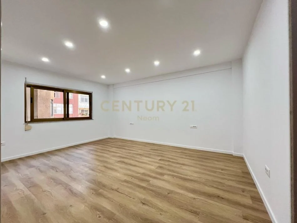 Tirane, jap me qera zyre , 120 m² 1.200 € (Sheshi Willson)