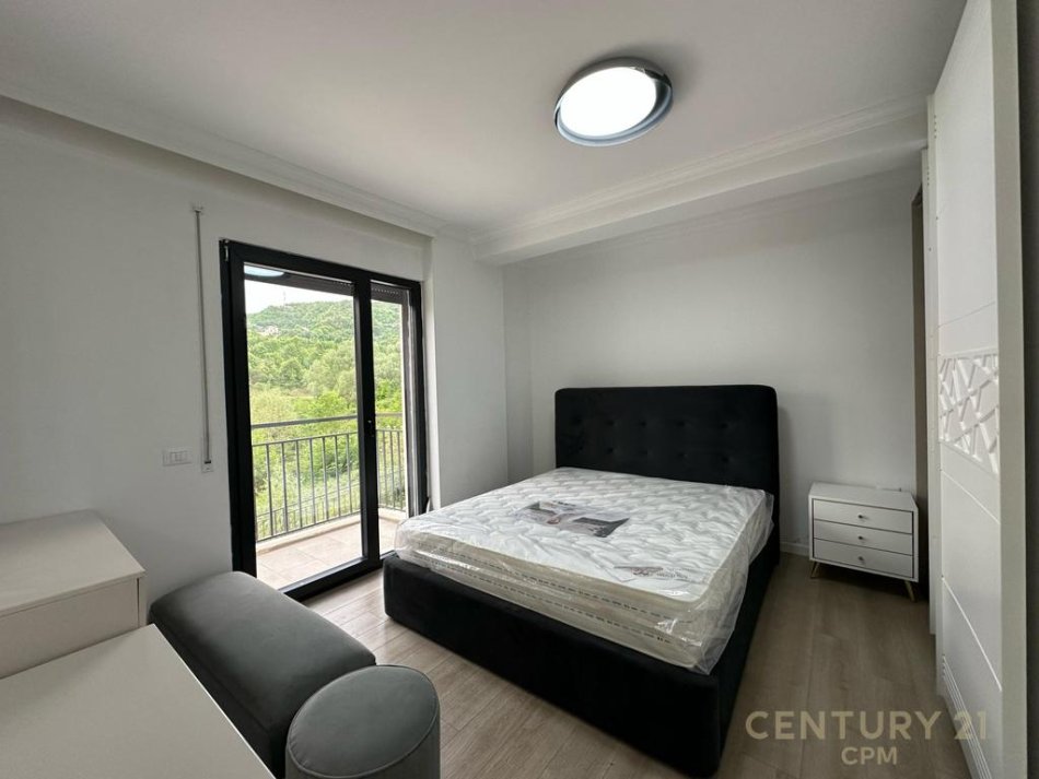 Tirane, jepet me qera apartament 2+1+Ballkon Kati 1, 95 m² 900 € (kodra e diellit)