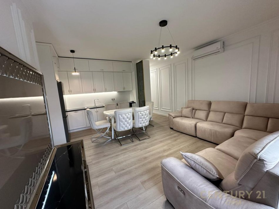 Tirane, jepet me qera apartament 2+1+Ballkon Kati 1, 95 m² 900 € (kodra e diellit)