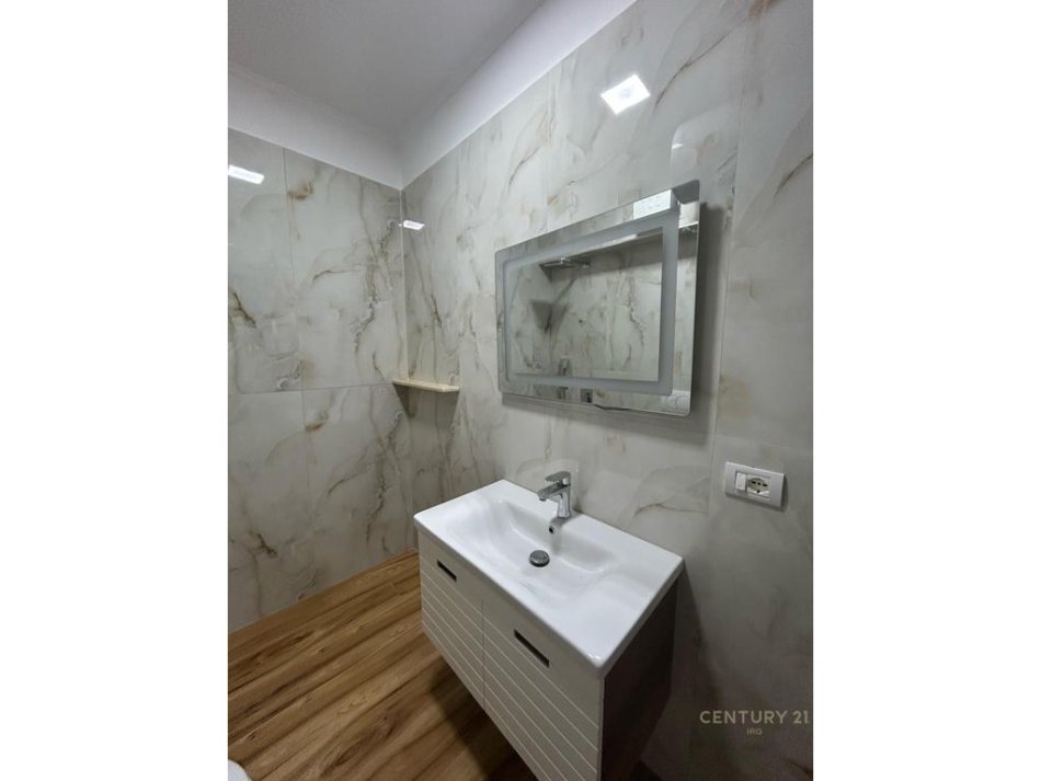 Tirane, jepet me qera zyre , 93 m² 550 € (Rruga 5 Maj)