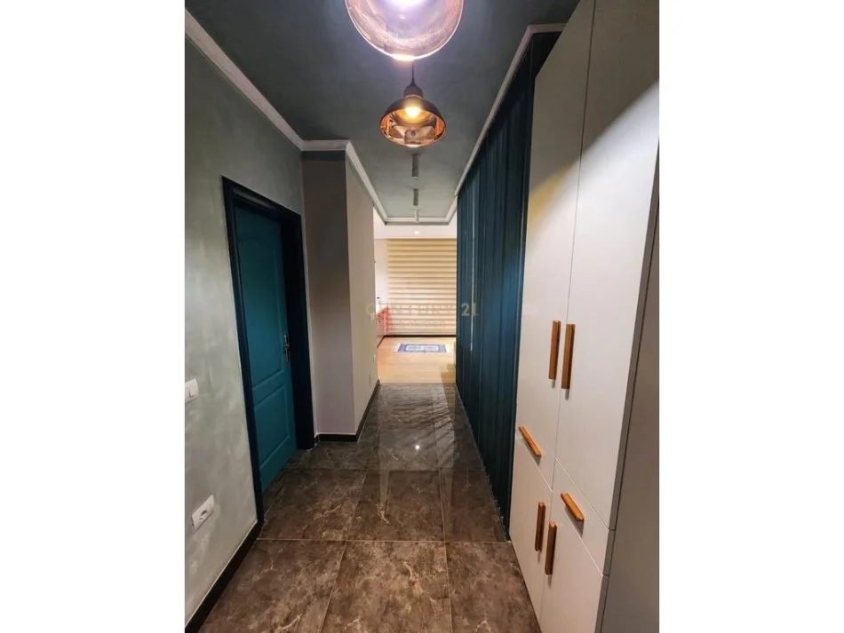 Tirane, jepet me qera apartament 1+1+Ballkon Kati 7, 65 m² 500 € (Astir)