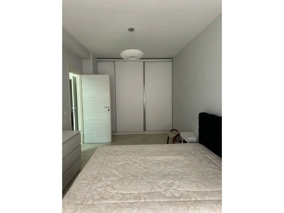 Tirane, jepet me qera 1+1 Kati 2, 70 m² 350 € 