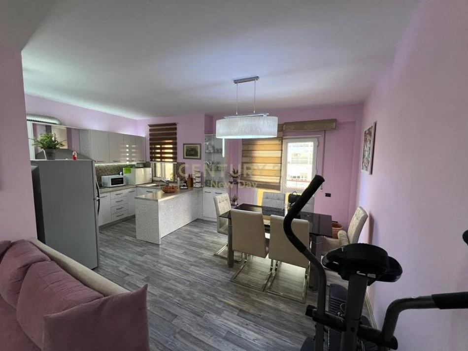 Durres, jepet me qera apartament 2+1+Ballkon Kati 3, 93 m² 500 € (93)