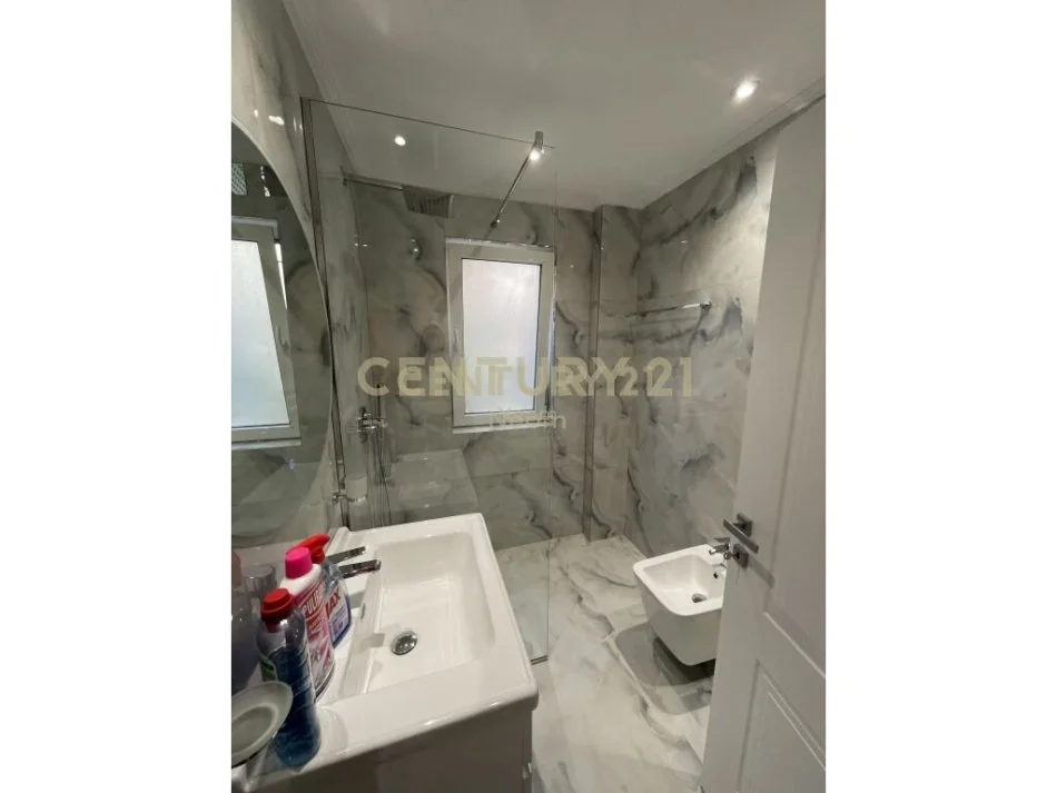 Tirane, jap me qera apartament 2+1+2+ 2 POSTE PARKIMI , 114 m² 1.200 € (Liqeni i Thatë)