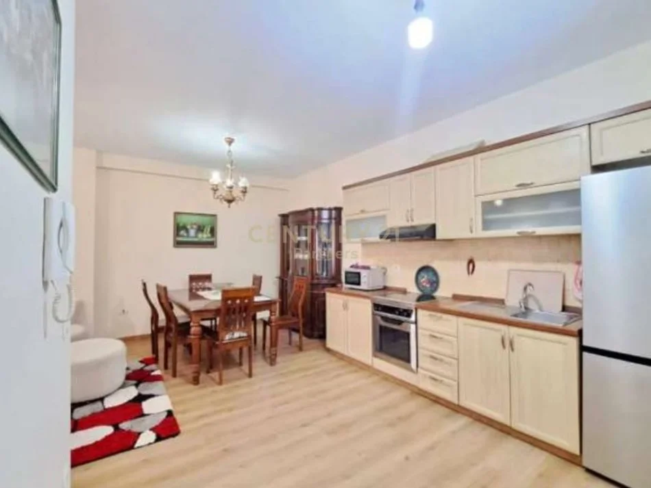 Tirane, jepet me qera apartament Kati 6, 104 m² 700 € 