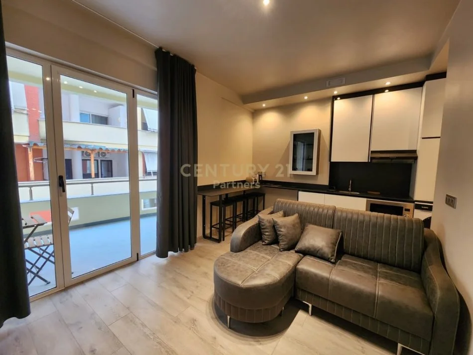 Tirane, jap me qera apartament 1+1 , 105 m² 650 € (Kopshti Botanik Zoologjik)